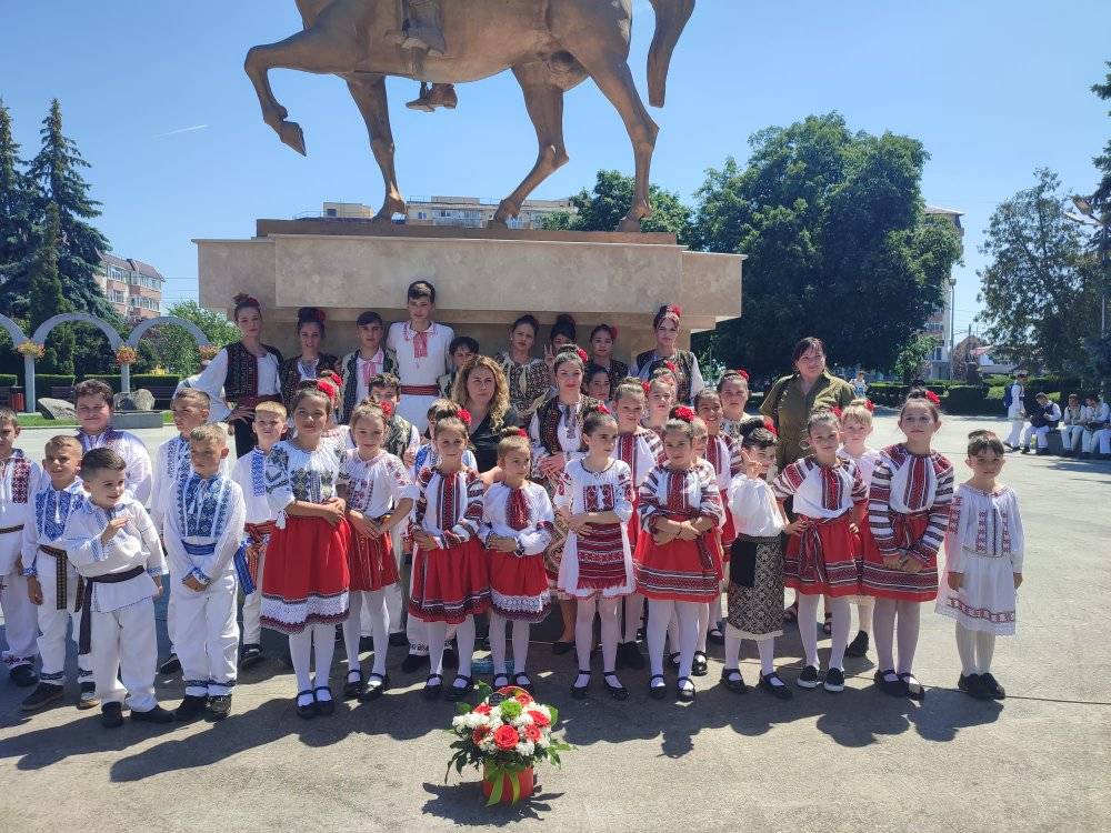 Ansamblul "Păstrătorii de traditii" din comuna Șotânga
