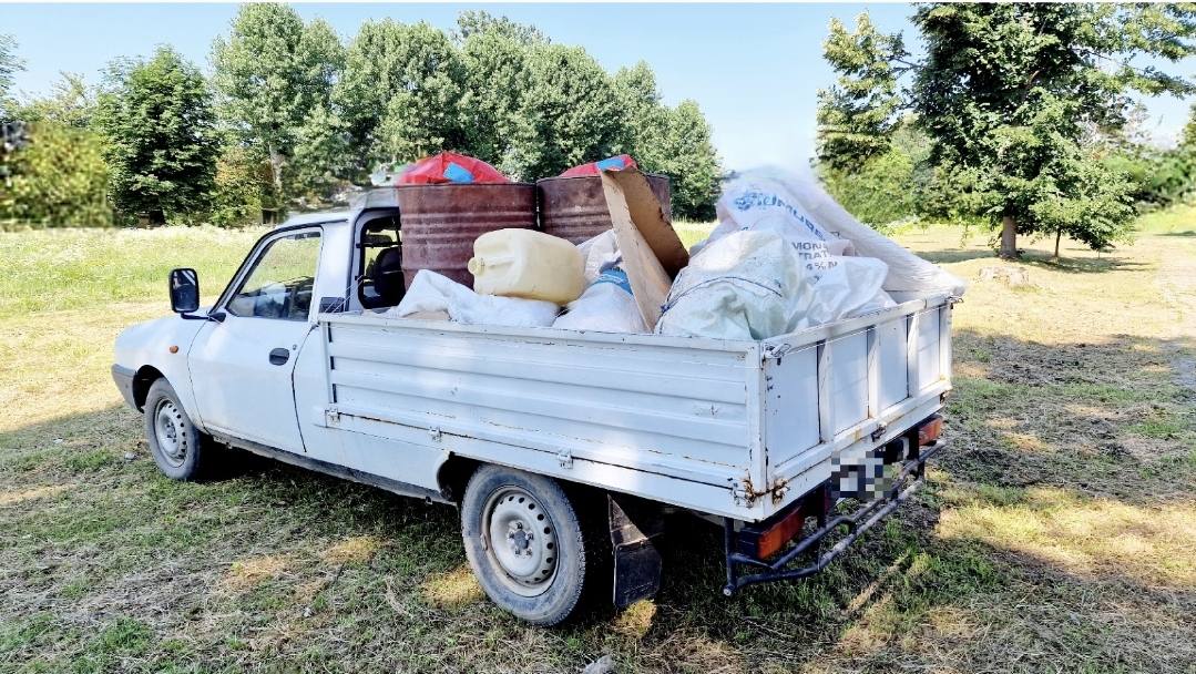 Un barbat a fost sanctionat cu amenda de 30.000 lei pentru aruncarea de deseuri periculoase pe un teren agricol